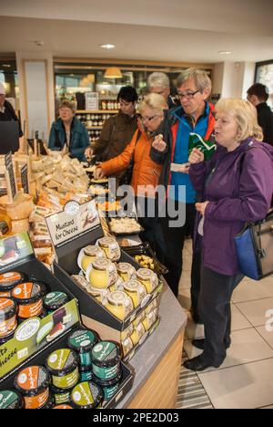 Formaggio Wensleydale in vendita presso la creameria di Hawes e, al momento della foto, si poteva degustare una selezione di formaggi. Foto Stock