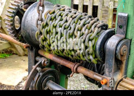 Avvolgitori con catene su attrezzature situate al di fuori di Gayle Mill, accanto a Gayle Beck, nel Wensleydale North Yorkshire. Foto Stock