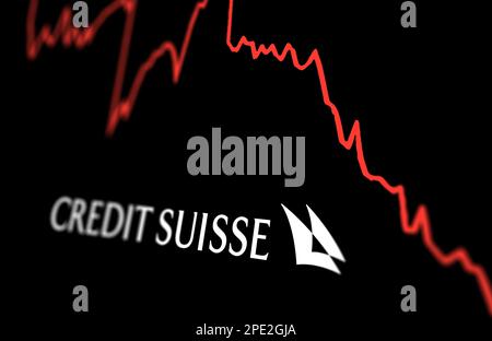 New York, USA, marzo 2023: Logo del Credit Suisse bianco sulle tendenze di una tabella delle prestazioni del mercato azionario. Nel marzo 2023, il Credit Suisse ha subito un brusco calo Foto Stock