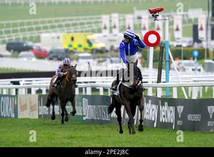 Il jockey Paul Townend festeggia dopo aver vinto la Betway Queen Mother Champion Chase a bordo di Energumene il secondo giorno del Cheltenham Festival all'ippodromo di Cheltenham. Data immagine: Mercoledì 15 marzo 2023. Foto Stock