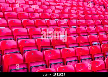 Fila su fila di posti a sedere vuoti a Old Trafford, sede del Manchester United Foto Stock