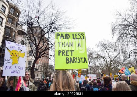 Londra, Regno Unito. 15th marzo 2023. I medici junior aderiscono alla marcia. Migliaia di insegnanti, membri di altri sindacati e sostenitori hanno marciato a Trafalgar Square il giorno del budget chiedendo una retribuzione equa, mentre vari sindacati in diversi settori hanno organizzato scioperi in tutto il Regno Unito. Credit: Vuk Valcic/Alamy Live News Foto Stock