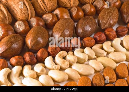 Set di noci - collezione noci, nocciole, mandorle, anacardi, noci pecan. Set di diverse deliziose noci biologiche Foto Stock