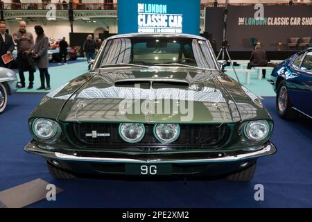 Vista frontale di una Ford Mustang Shelby GT350 Coupe 1967, in mostra al London Classic Car Show 2023 Foto Stock