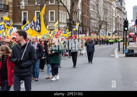 Londra, Regno Unito -15/03/2023. I membri del sindacato britannico per i funzionari pubblici e civili, noti come PCS, dimostrano che la retribuzione di W è più equa Foto Stock