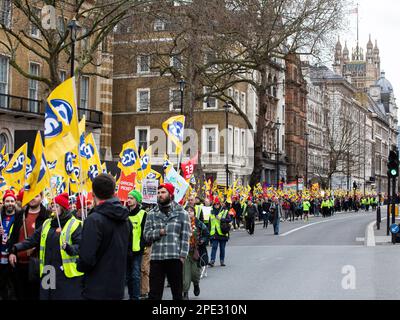 Londra, Regno Unito -15/03/2023. I membri del sindacato britannico per i funzionari pubblici e civili, noti come PCS, dimostrano che la retribuzione di W è più equa Foto Stock