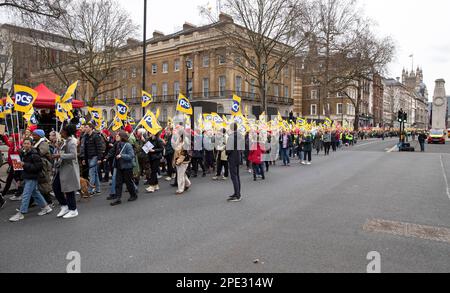 Londra, Regno Unito -15/03/2023. I membri del sindacato britannico per i funzionari pubblici e civili, noti come PCS, dimostrano che la retribuzione di W è più equa Foto Stock