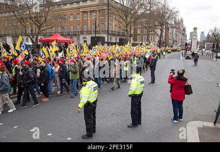 Londra, Regno Unito -15/03/2023. I membri del sindacato britannico per i funzionari pubblici e civili, noti come PCS, dimostrano che la retribuzione di W è più equa Foto Stock