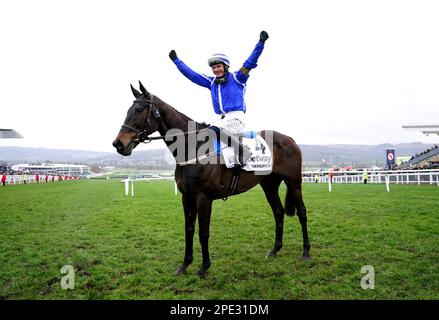 Il jockey Paul Townend festeggia dopo aver vinto la Betway Queen Mother Champion Chase a bordo di Energumene il secondo giorno del Cheltenham Festival all'ippodromo di Cheltenham. Data immagine: Mercoledì 15 marzo 2023. Foto Stock