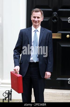 Jeremy Hunt lascia Downing Street con la scatola di spedizione per presentare il suo bilancio primaverile al parlamento il 15 marzo 2023 a Londra, Inghilterra. Foto Stock