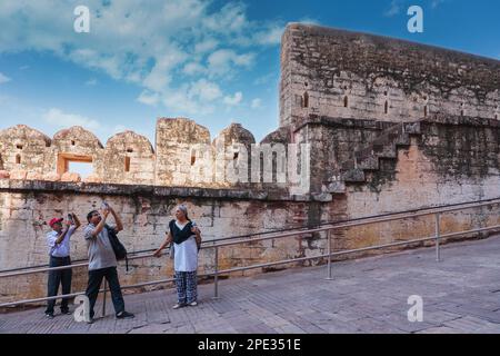 Jodhpur, Rajasthan, India - 19th ottobre 2019 : turisti indiani che scattano la foto del forte di Mehrangarh con i loro telefoni cellulari mentre la donna più anziana guarda Foto Stock