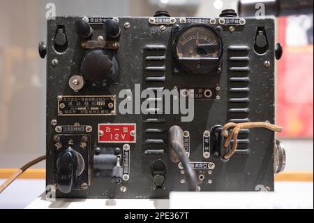 Configurazione di apparecchiature radio militari d'epoca, manopole, interruttori e componenti elettrici Foto Stock