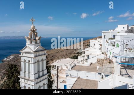 CICLADI, Grecia. Tinos isola greca, vista aerea drone di Kardiani villaggio edifici di colore bianco e campanile della chiesa, cielo blu Foto Stock
