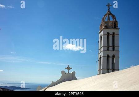 CICLADI, Grecia. Isola greca di Tinos, tetto e campanile della chiesa di Panagia, edificio bianco su sfondo cielo blu, giorno di sole Foto Stock