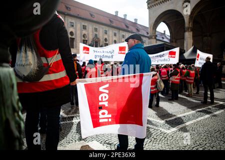 Monaco, Germania. 15th Mar, 2023. Il 15 marzo 2023, sostenuto dal sindacato Verdi, centinaia di lavoratori della Sparkasse Bank provenienti da tutta la Baviera si sono riuniti a Monaco, in Germania, per sottolineare le loro richieste di salari superiori del 10,5% ma di almeno 500 euro. (Foto di Alexander Pohl/Sipa USA) Credit: Sipa USA/Alamy Live News Foto Stock