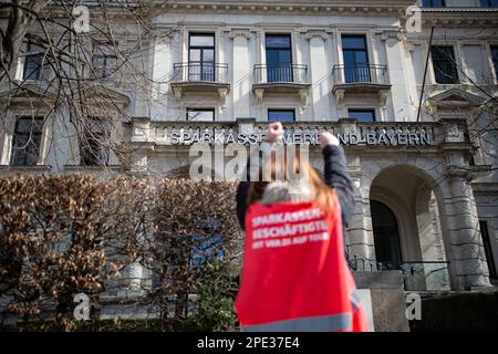 Il 15 marzo 2023, sostenuto dal sindacato Verdi, centinaia di lavoratori della Sparkasse Bank provenienti da tutta la Baviera si sono riuniti a Monaco, in Germania, per sottolineare le loro richieste di salari superiori del 10,5% ma di almeno 500 euro. (Foto di Alexander Pohl/Sipa USA) Foto Stock