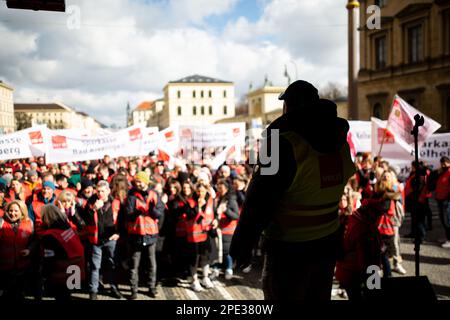 Il 15 marzo 2023, sostenuto dal sindacato Verdi, centinaia di lavoratori della Sparkasse Bank provenienti da tutta la Baviera si sono riuniti a Monaco, in Germania, per sottolineare le loro richieste di salari superiori del 10,5% ma di almeno 500 euro. (Foto di Alexander Pohl/Sipa USA) Foto Stock