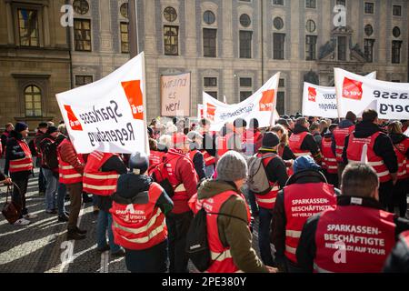 Il 15 marzo 2023, sostenuto dal sindacato Verdi, centinaia di lavoratori della Sparkasse Bank provenienti da tutta la Baviera si sono riuniti a Monaco, in Germania, per sottolineare le loro richieste di salari superiori del 10,5% ma di almeno 500 euro. (Foto di Alexander Pohl/Sipa USA) Foto Stock