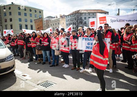 Il 15 marzo 2023, sostenuto dal sindacato Verdi, centinaia di lavoratori della Sparkasse Bank provenienti da tutta la Baviera si sono riuniti a Monaco, in Germania, per sottolineare le loro richieste di salari superiori del 10,5% ma di almeno 500 euro. (Foto di Alexander Pohl/Sipa USA) Foto Stock