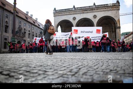 Il 15 marzo 2023, sostenuto dal sindacato Verdi, centinaia di lavoratori della Sparkasse Bank provenienti da tutta la Baviera si sono riuniti a Monaco, in Germania, per sottolineare le loro richieste di salari superiori del 10,5% ma di almeno 500 euro. (Foto di Alexander Pohl/Sipa USA) Foto Stock