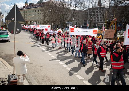 Il 15 marzo 2023, sostenuto dal sindacato Verdi, centinaia di lavoratori della Sparkasse Bank provenienti da tutta la Baviera si sono riuniti a Monaco, in Germania, per sottolineare le loro richieste di salari superiori del 10,5% ma di almeno 500 euro. (Foto di Alexander Pohl/Sipa USA) Foto Stock