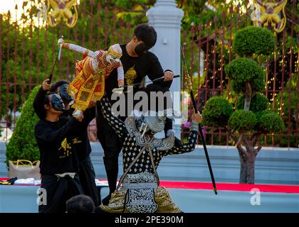 Gennaio 02 2023 - Bangkok Thailandia Un teatro di strada in costumi tradizionali è una vista comune a Bangkok, gli artisti, vestito in costumi colorati, Foto Stock
