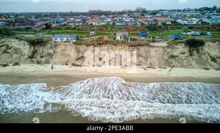 12th marzo 2023. Hemsby Beach, Norfolk. L'erosione della spiaggia a Hemsby diventa più critica poiché altre case e aziende e persino la stazione costiera di Hemsby Lifeboat sono minacciate dall'erosione della spiaggia a seguito delle recenti maree primaverili e delle tempeste invernali. Altri bungalow dovevano purtroppo essere liberati e demoliti dopo essersi surcumbati all'erosione della scogliera. Foto Stock