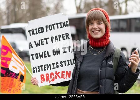 Salva la demo Scuole - Londra, Regno Unito. 15 marzo, 2023. Migliaia di insegnanti, impressionanti per la retribuzione e le condizioni eque, marciano da Marble Arch ad un rally in Foto Stock