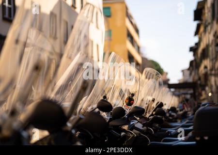 Ciclomotori e scooter per le strade di Firenze in Italia. Foto Stock