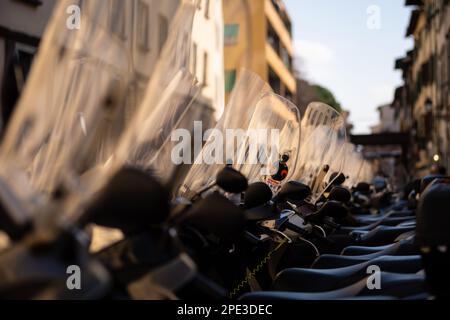 Ciclomotori e scooter per le strade di Firenze in Italia. Foto Stock