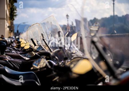 Ciclomotori e scooter per le strade di Firenze in Italia. Foto Stock