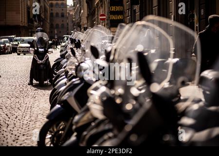 Ciclomotori e scooter per le strade di Firenze in Italia. Foto Stock