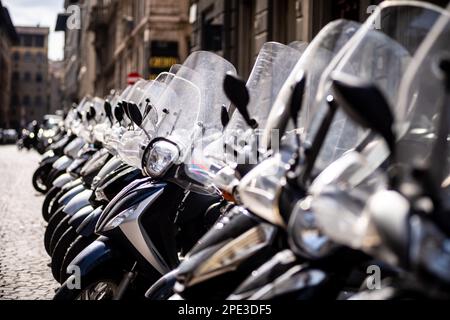 Ciclomotori e scooter per le strade di Firenze in Italia. Foto Stock