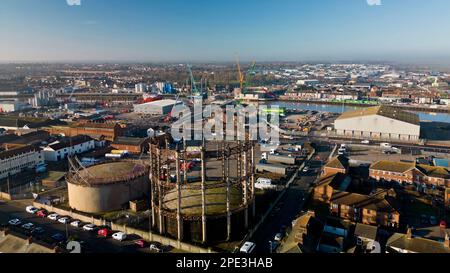 6th febbraio 2023. Great Yarmouth, Norfolk. Vista aerea della costruzione del 3rd° fiume Yarmouth che attraversa il lato est. I lavori sono stati interrotte il giorno dopo, quando una bomba inesplosa della seconda guerra mondiale è stata dragata sulla riva lontana appena a sinistra della nuova struttura del ponte. L'UXB è stato detonato in sicurezza quattro giorni dopo, causando gravi perturbazioni alle aziende locali e ai residenti che erano stati evacuati. Foto Stock