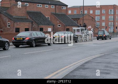 Warrington Parish Church / St Elfin's Church, Warrington, Regno Unito - 15th marzo 2023 - il funerale di Brianna Ghey a St. Chiesa di Elfin a Warrington. Ai pianatori fu chiesto di indossare il rosa in una celebrazione della vita di brianna. Brianna, una ragazza transgender, è stata pugnalata a morte a Culcheth Linear Park, Warrington, Cheshire sabato 11th febbraio Aveva 16 anni. Una ragazza di Warrington, Cheshire e un ragazzo di Leigh, Lancashire, entrambi di 15 anni, sono stati accusati del suo omicidio. Credit Mark Lear / Alamy Live News Foto Stock