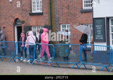 Warrington Parish Church / St Elfin's Church, Warrington, Regno Unito - 15th marzo 2023 - il funerale di Brianna Ghey a St. Chiesa di Elfin a Warrington. Ai pianatori fu chiesto di indossare il rosa in una celebrazione della vita di brianna. Brianna, una ragazza transgender, è stata pugnalata a morte a Culcheth Linear Park, Warrington, Cheshire sabato 11th febbraio Aveva 16 anni. Una ragazza di Warrington, Cheshire e un ragazzo di Leigh, Lancashire, entrambi di 15 anni, sono stati accusati del suo omicidio. Credit Mark Lear / Alamy Live News Foto Stock