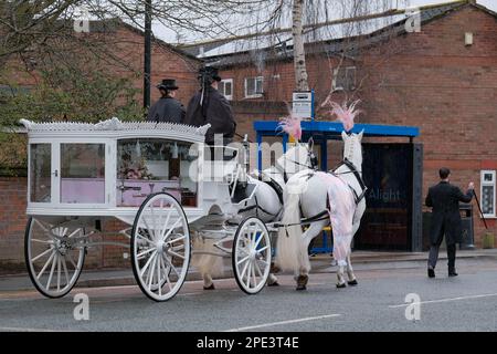 Warrington Parish Church / St Elfin's Church, Warrington, Regno Unito - 15th marzo 2023 - il funerale di Brianna Ghey a St. Chiesa di Elfin a Warrington. Ai pianatori fu chiesto di indossare il rosa in una celebrazione della vita di brianna. Brianna, una ragazza transgender, è stata pugnalata a morte a Culcheth Linear Park, Warrington, Cheshire sabato 11th febbraio Aveva 16 anni. Una ragazza di Warrington, Cheshire e un ragazzo di Leigh, Lancashire, entrambi di 15 anni, sono stati accusati del suo omicidio. Credit Mark Lear / Alamy Live News Foto Stock