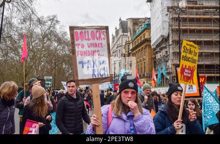 Londra, Inghilterra, Regno Unito. 15th Mar, 2023. Migliaia di insegnanti e sostenitori hanno marciato da Hyde Park a Trafalgar Square il giorno del budget chiedendo una retribuzione equa per gli insegnanti, mentre vari sindacati in diversi settori hanno organizzato scioperi in tutto il Regno Unito. (Credit Image: © Vuk Valcic/ZUMA Press Wire) SOLO PER USO EDITORIALE! Non per USO commerciale! Foto Stock