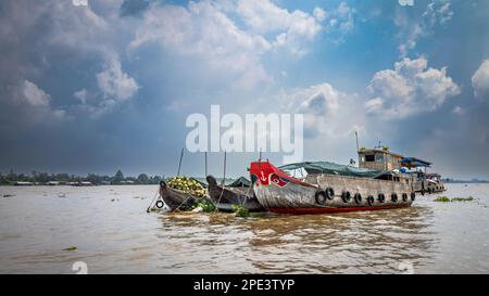 Tradizionali barche di legno legate insieme e ormeggiate sul fiume Mekong a Long Xuyen nel delta del Mekong, Vietnam. Foto Stock