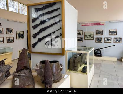 Armi, detriti di guerra, fotografie e altre mostre in mostra presso il Museo Provinciale di Giang a Long Xuyen, Vietnam. Foto Stock