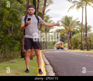 Tourist su strada in paese clima tropicale perso autobus e prendere un taxi. Foto Stock