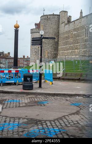 Windsor, Berkshire, Regno Unito. 15th marzo, 2023. Questa settimana sono iniziati i lavori di costruzione di una nuova zona pedonale fuori dal Castello di Windsor a Castle Hill. Castle Hill deve essere parzialmente pedonale e un marciapiede più ampio è stato anche messo in piedi per i pedoni. La zona è sempre affollata di turisti nei giorni del Cambio della Guardia. Dove il tarmac è stato raschiato fuori ha rivelato la vecchia strada acciottolata sotto. Il lavoro dovrebbe richiedere undici mesi. Si dice che anche i ponteggi sono stati messi in su intorno ad una delle torri del Castello di Windsor per alcune riparazioni. Credit: Maureen McLean/Alamy Live News Foto Stock