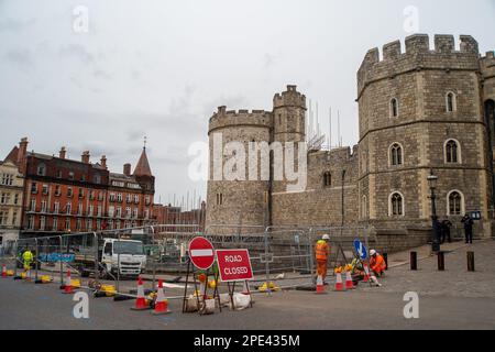 Windsor, Berkshire, Regno Unito. 15th marzo, 2023. Questa settimana sono iniziati i lavori di costruzione di una nuova zona pedonale fuori dal Castello di Windsor a Castle Hill. Castle Hill deve essere parzialmente pedonale e un marciapiede più ampio è stato anche messo in piedi per i pedoni. La zona è sempre affollata di turisti nei giorni del Cambio della Guardia. Dove il tarmac è stato raschiato fuori ha rivelato la vecchia strada acciottolata sotto. Il lavoro dovrebbe richiedere undici mesi. Si dice che anche i ponteggi sono stati messi in su intorno ad una delle torri del Castello di Windsor per alcune riparazioni. Credit: Maureen McLean/Alamy Live News Foto Stock