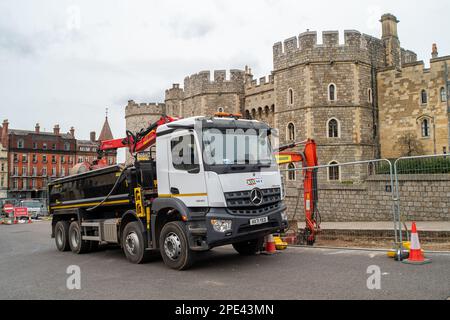 Windsor, Berkshire, Regno Unito. 15th marzo, 2023. Questa settimana sono iniziati i lavori di costruzione di una nuova zona pedonale fuori dal Castello di Windsor a Castle Hill. Castle Hill deve essere parzialmente pedonale e un marciapiede più ampio è stato anche messo in piedi per i pedoni. La zona è sempre affollata di turisti nei giorni del Cambio della Guardia. Dove il tarmac è stato raschiato fuori ha rivelato la vecchia strada acciottolata sotto. Il lavoro dovrebbe richiedere undici mesi. Si dice che anche i ponteggi sono stati messi in su intorno ad una delle torri del Castello di Windsor per alcune riparazioni. Credit: Maureen McLean/Alamy Live News Foto Stock