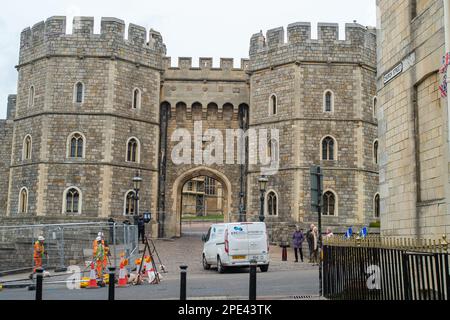 Windsor, Berkshire, Regno Unito. 15th marzo, 2023. Questa settimana sono iniziati i lavori di costruzione di una nuova zona pedonale fuori dal Castello di Windsor a Castle Hill. Castle Hill deve essere parzialmente pedonale e un marciapiede più ampio è stato anche messo in piedi per i pedoni. La zona è sempre affollata di turisti nei giorni del Cambio della Guardia. Dove il tarmac è stato raschiato fuori ha rivelato la vecchia strada acciottolata sotto. Il lavoro dovrebbe richiedere undici mesi. Si dice che anche i ponteggi sono stati messi in su intorno ad una delle torri del Castello di Windsor per alcune riparazioni. Credit: Maureen McLean/Alamy Live News Foto Stock