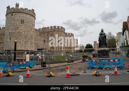 Windsor, Berkshire, Regno Unito. 15th marzo, 2023. Questa settimana sono iniziati i lavori di costruzione di una nuova zona pedonale fuori dal Castello di Windsor a Castle Hill. Castle Hill deve essere parzialmente pedonale e un marciapiede più ampio è stato anche messo in piedi per i pedoni. La zona è sempre affollata di turisti nei giorni del Cambio della Guardia. Dove il tarmac è stato raschiato fuori ha rivelato la vecchia strada acciottolata sotto. Il lavoro dovrebbe richiedere undici mesi. Si dice che anche i ponteggi sono stati messi in su intorno ad una delle torri del Castello di Windsor per alcune riparazioni. Credit: Maureen McLean/Alamy Live News Foto Stock