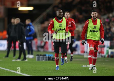 Marc Bola di Middlesbrough e Alex Mowatt si scaldano durante la partita del campionato Sky Bet tra Middlesbrough e Stoke City al Riverside Stadium di Middlesbrough martedì 14th marzo 2023. (Foto: Mark Fletcher | NOTIZIE MI) Credit: NOTIZIE MI & Sport /Alamy Live News Foto Stock