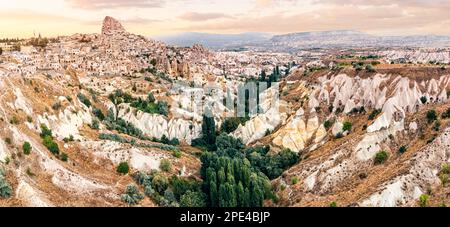 La vista aerea mozzafiato della Valle dei Pigeon della Cappadocia e il maestoso Castello di Uchisar rendono la cartolina perfetta. Foto Stock