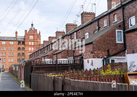 Vecchia casa a schiera costruita in mattoni nel nord dell'Inghilterra UK back yards Foto Stock