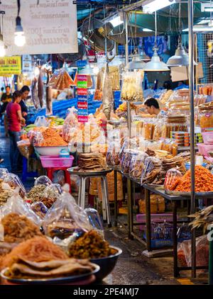 Uomo che serve ai mercati alimentari Tailandesi, Hua Hin, Thailandia Foto Stock